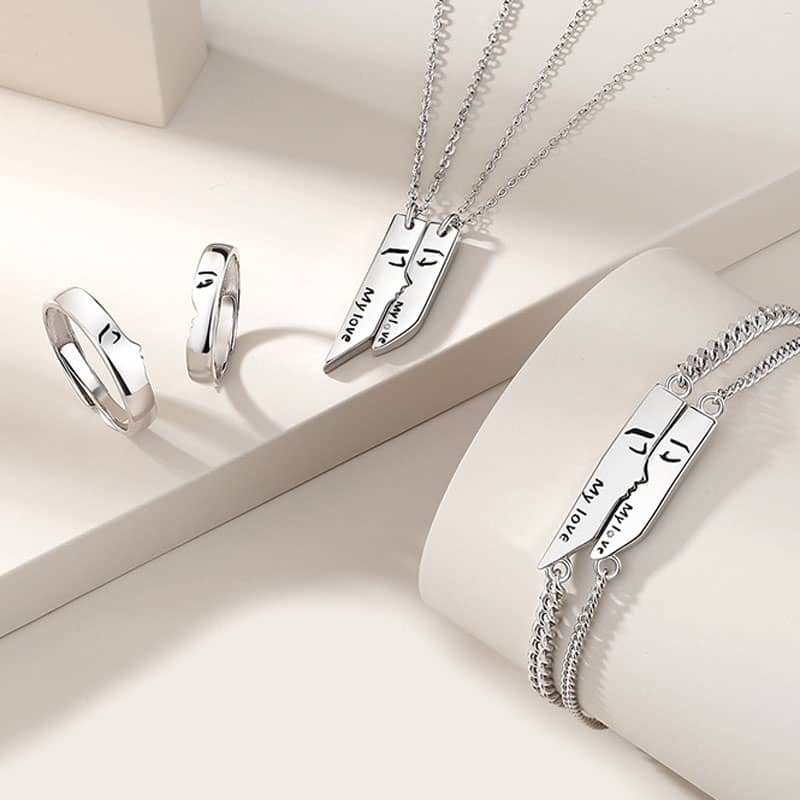 Matching Kissing Necklaces for Boyfriend and Girlfriend (image for) Matching Kissing Necklaces for Boyfriend and Girlfriend